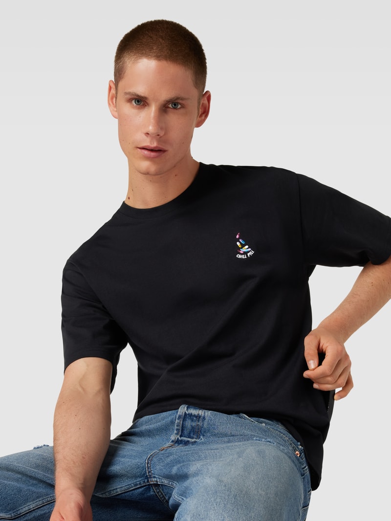 T-Shirt aus reiner Baumwolle mit Motiv-Stitching in schwarz