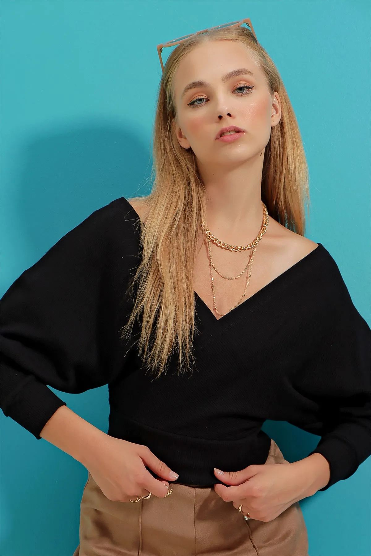 Trend Alaçatı Stili  Schwarze zweireihige Damenbluse mit V-Ausschnitt vorne und hinten ALC-019-053-BLZ