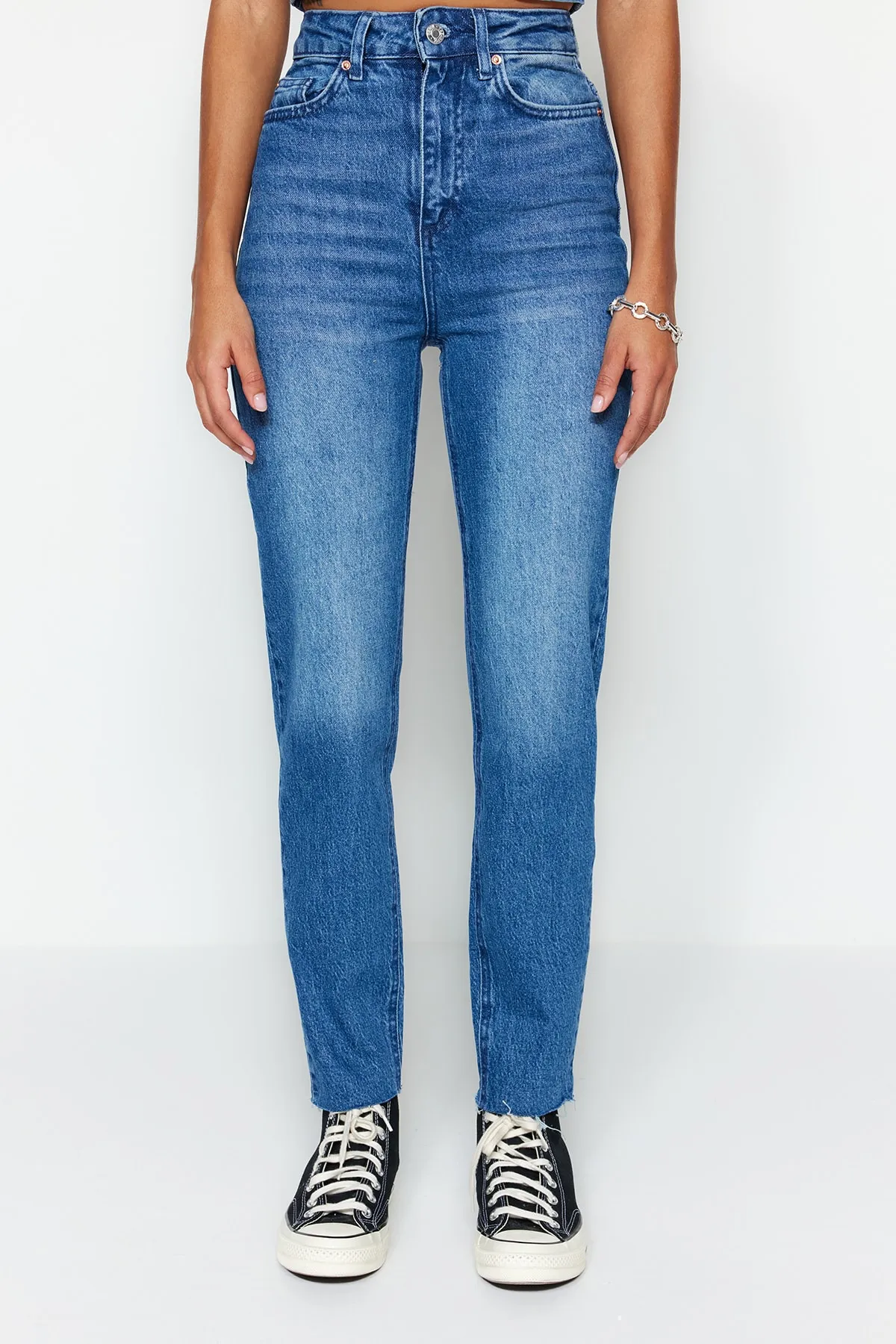 Trendyol Collection  Blaue Slim-Mom-Jeans mit hoher Taille TWOSS23JE00094