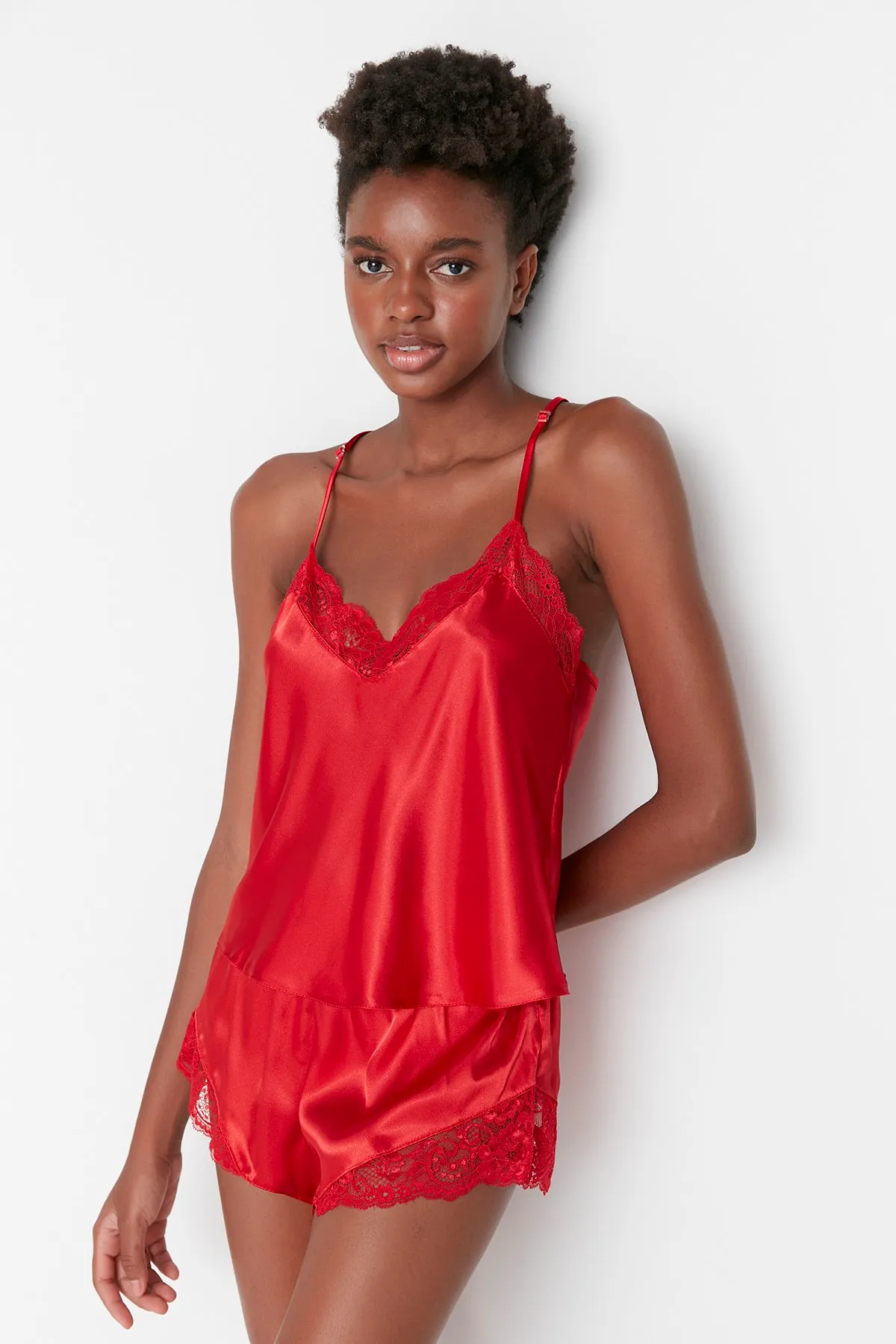 Trendyol Collection  Rotes Pyjama-Set aus gewebtem Satin mit Spitzendetails und Seilträgern THMSS22PT0269