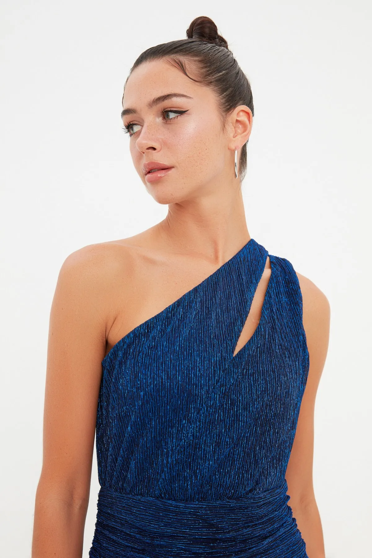 Trendyol Collection  Saks Tailliertes, gefüttertes, gestricktes, glänzendes, elegantes Abendkleid TPRSS21EL2596