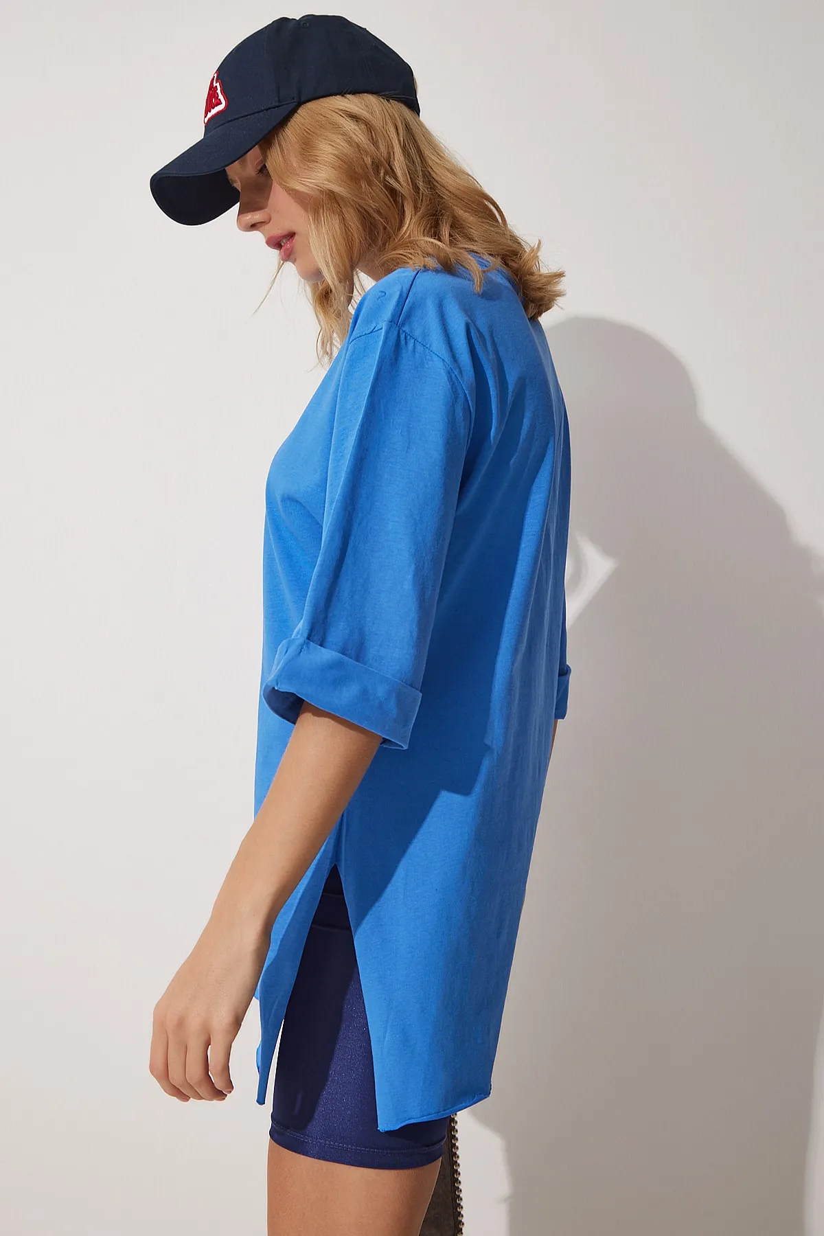 Happiness İstanbul  Damen-T-Shirt aus gekämmter Baumwolle in Blau mit Seitenschlitzen in Übergröße NJ00121