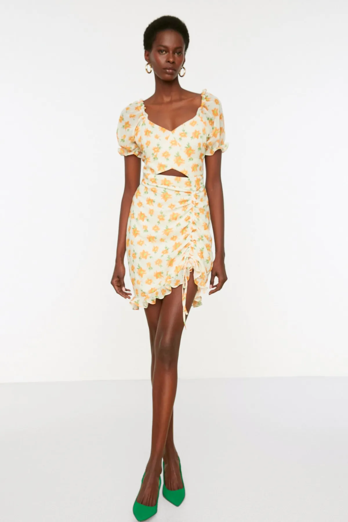 Trendyol Collection  Ecru gewebtes Mini-Webkleid mit Blumenfensterdetail TWOSS22EL0285