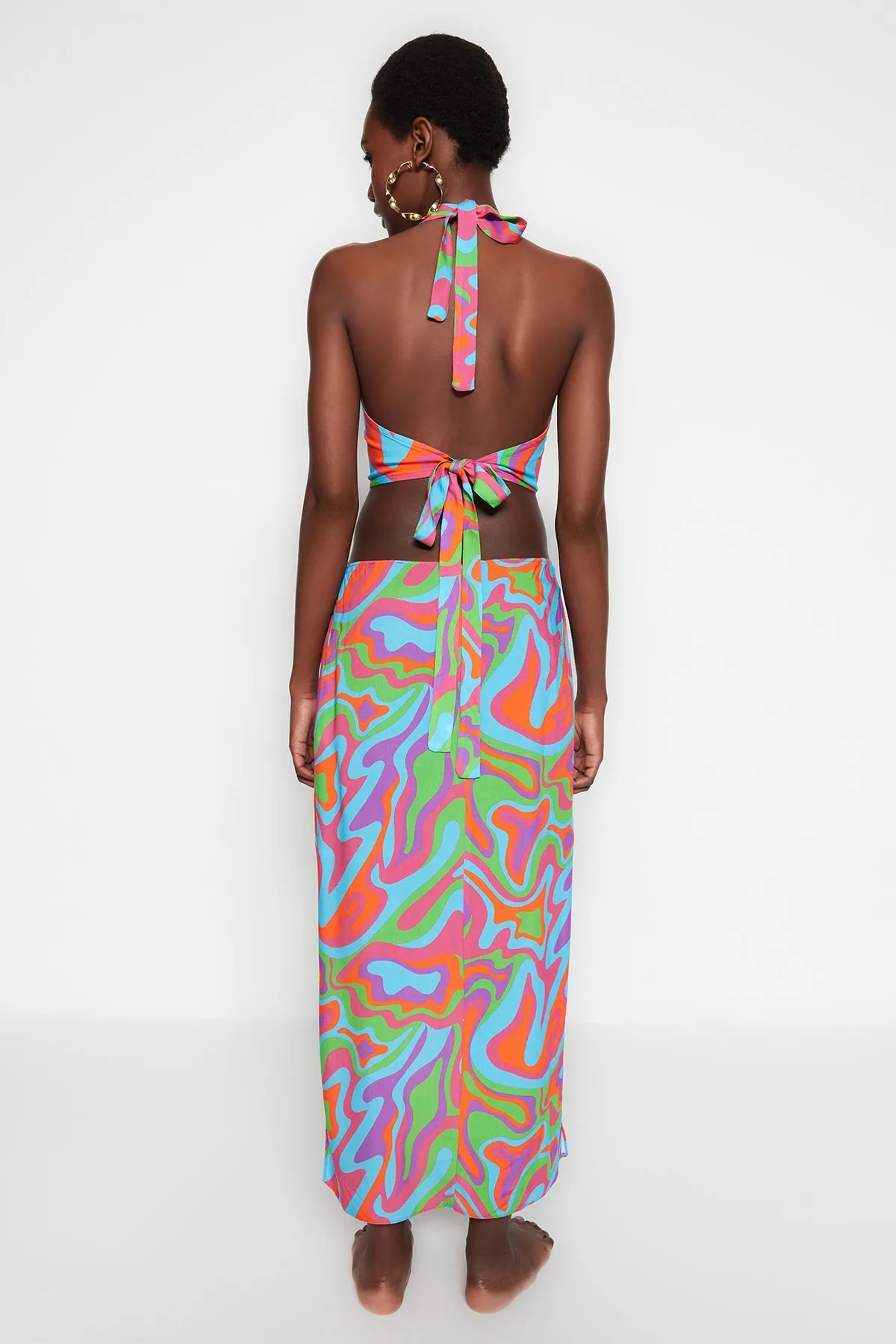 Trendyol Collection  Abstrakt gemustertes Maxi-Strandkleid mit gewebten Accessoires TBESS23EL00076