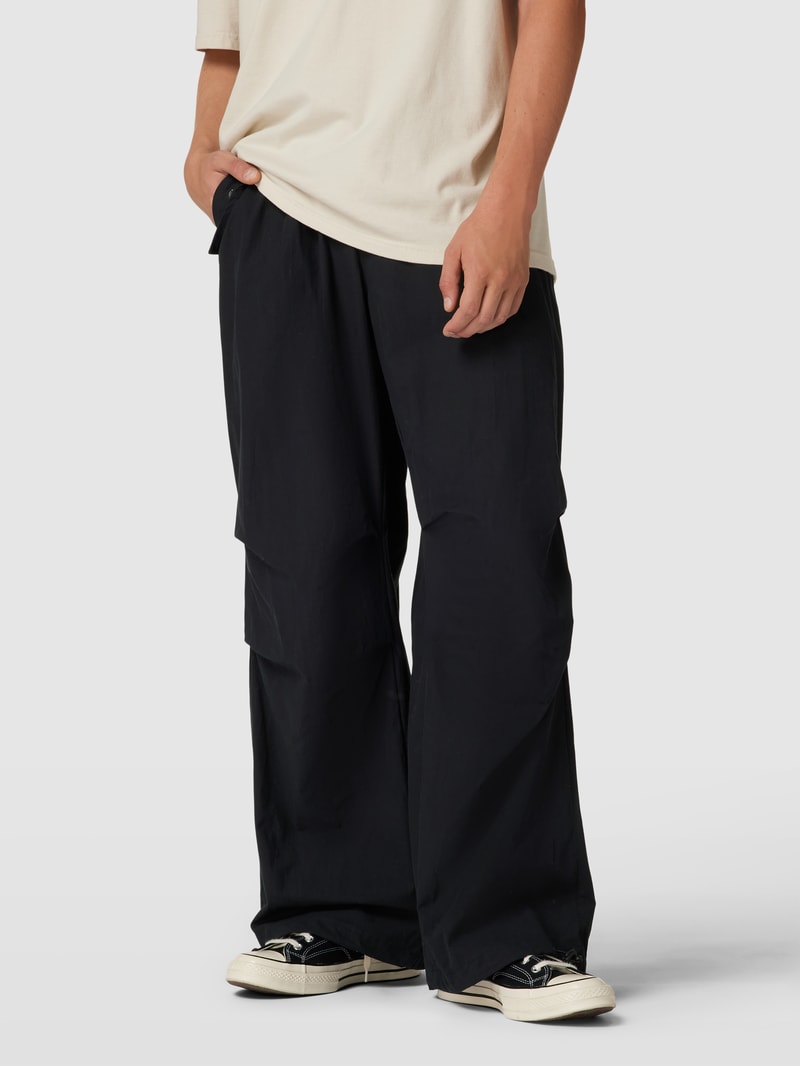 Cargohose mit aufgesetzten Taschen in black