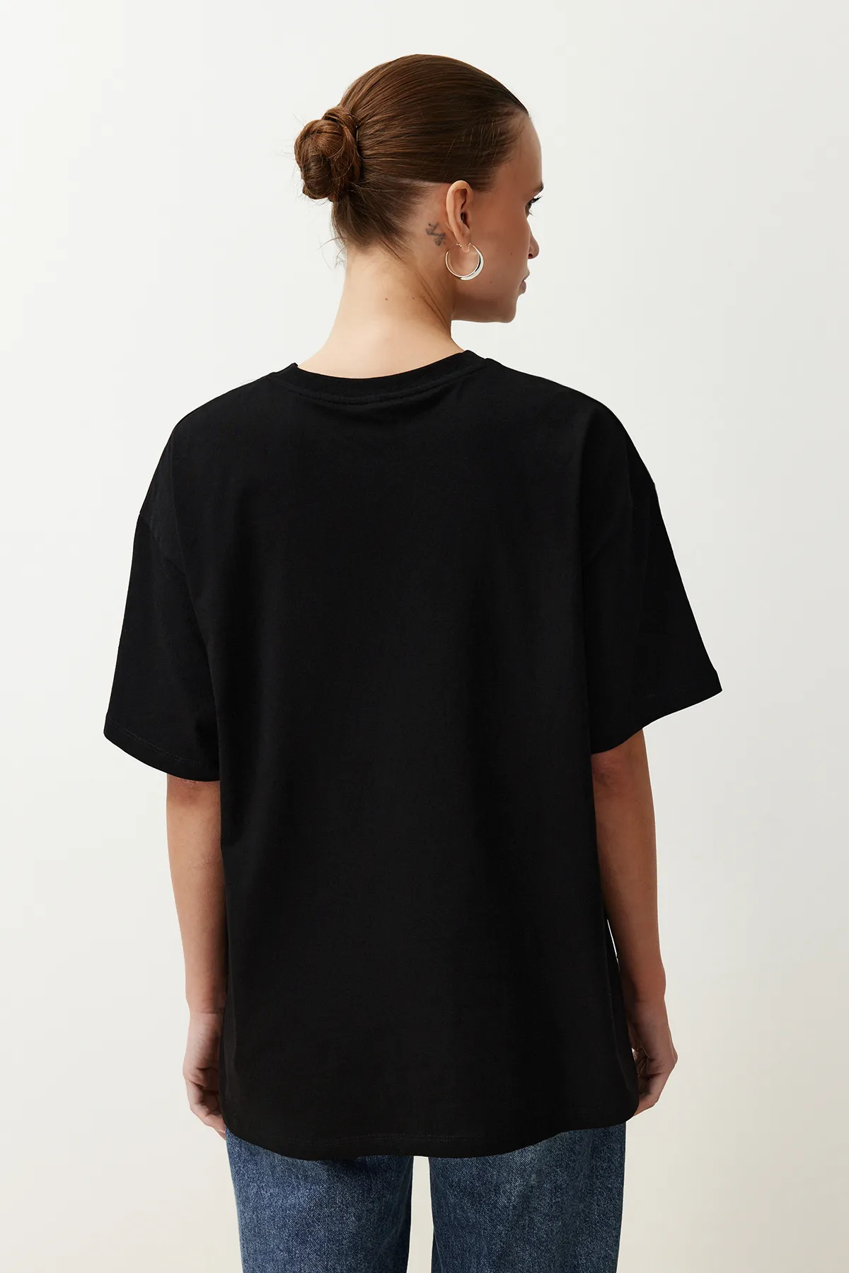Trendyol Collection  Schwarz-weißes 2er-Pack gestricktes T-Shirt mit Rundhalsausschnitt aus 100 % Baumwolle in Übergröße/weiter Passform TWOSS24TS00223