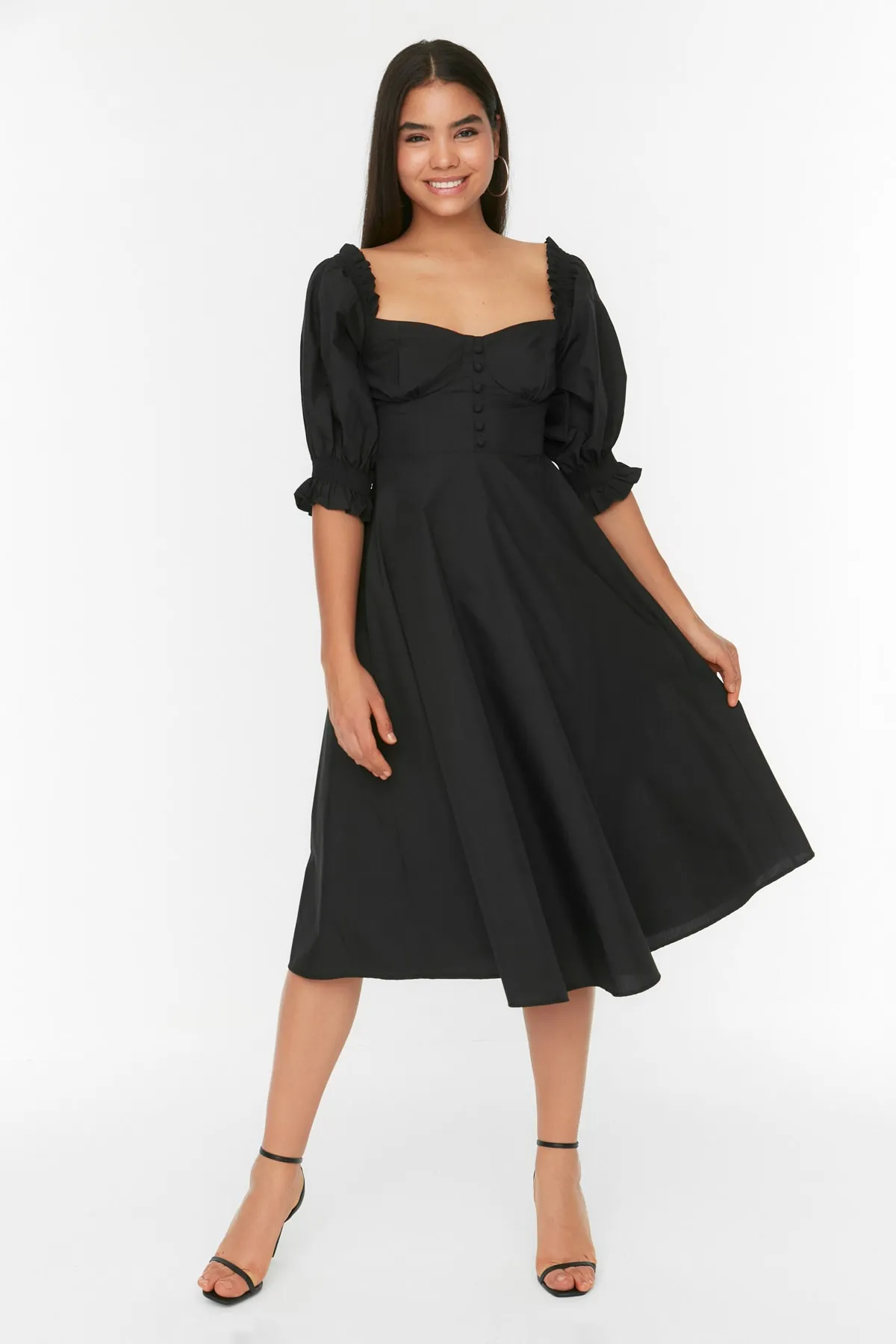 Trendyol Collection  Schwarzes, detailliertes Webkleid mit Ärmeln TWOSS22EL2817