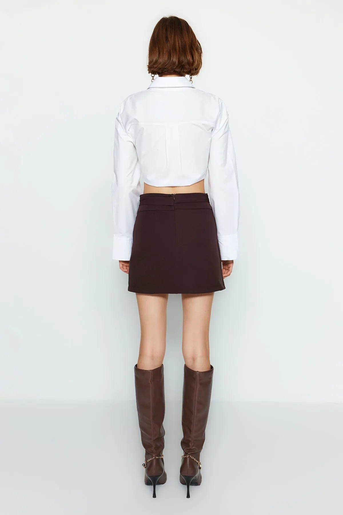 Trendyol Collection  Dunkelbrauner gewebter Minirock mit hoher Taille und Gürtel TWOAW24ET00177