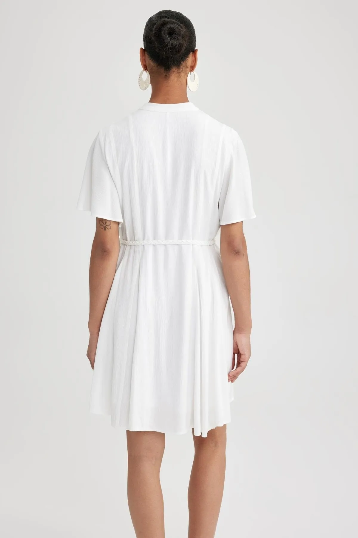 DeFacto  Kurzärmliges Minikleid aus Crinkle-Viskose mit Hemdkragen A9263ax23hs
