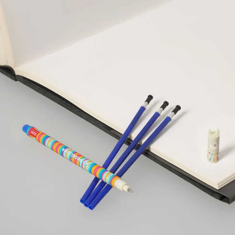Juego de bolígrafos borrables con diseño de llama y recambio azul.