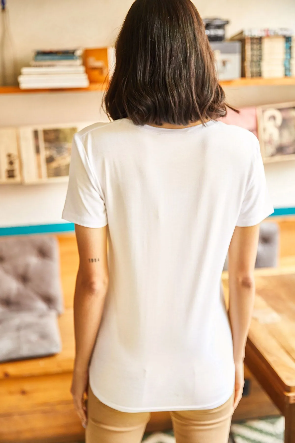 Olalook  Ecrufarbenes Basic-T-Shirt aus gestricktem Viscon mit V-Ausschnitt für Damen TSH-19000625