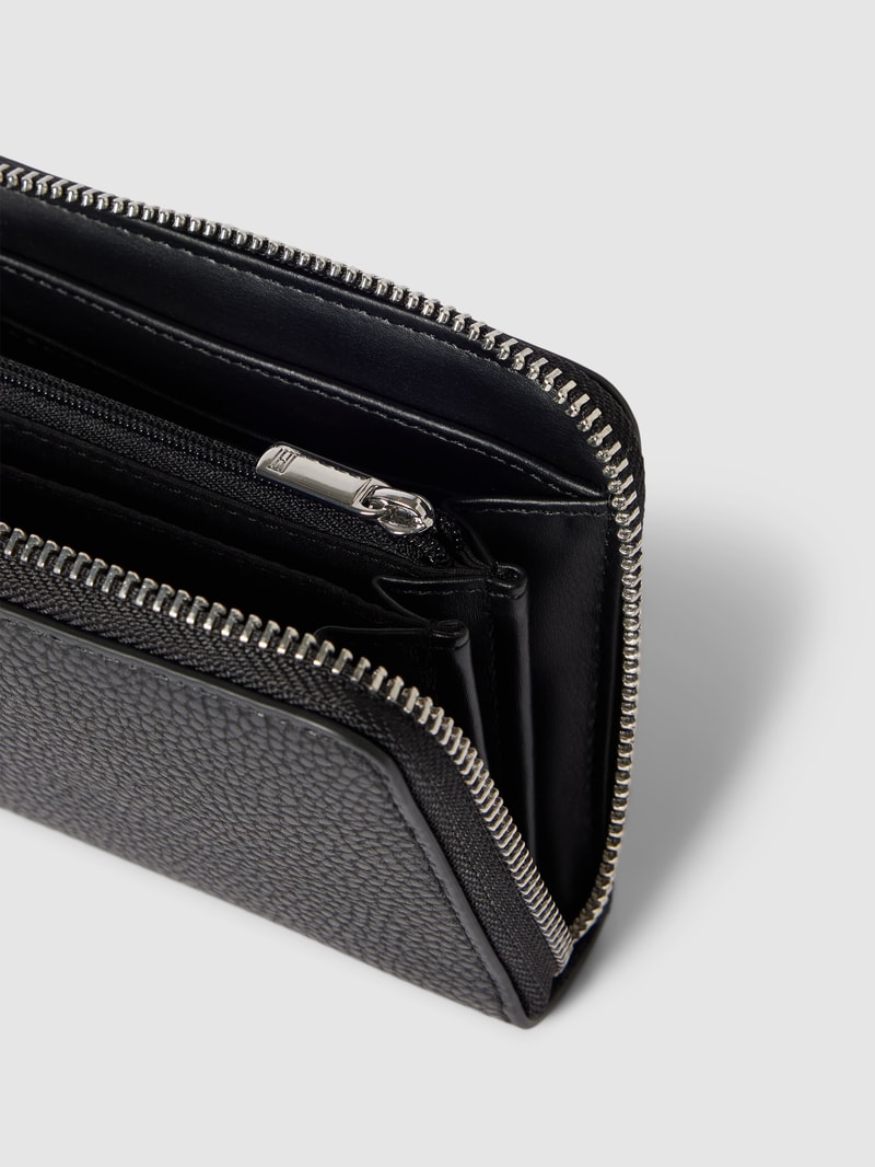 Portemonnaie mit Label-Applikation in schwarz