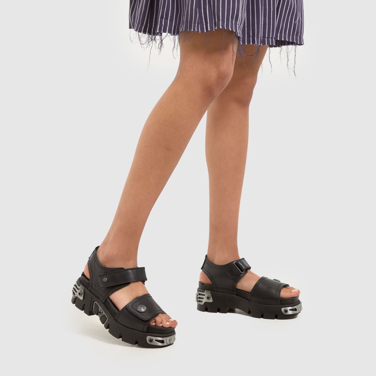 NEW ROCK – Svarta sandaler i metall med ny design