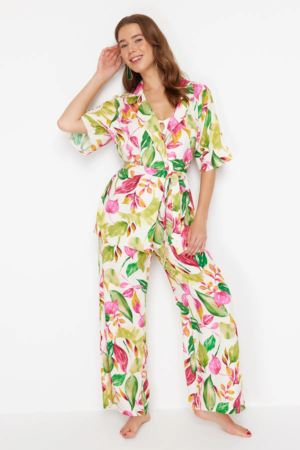 Trendyol Collection  Gewebtes Kimono-Hosen-Set mit Blumenmuster und Gürtel TBESS24AU00074