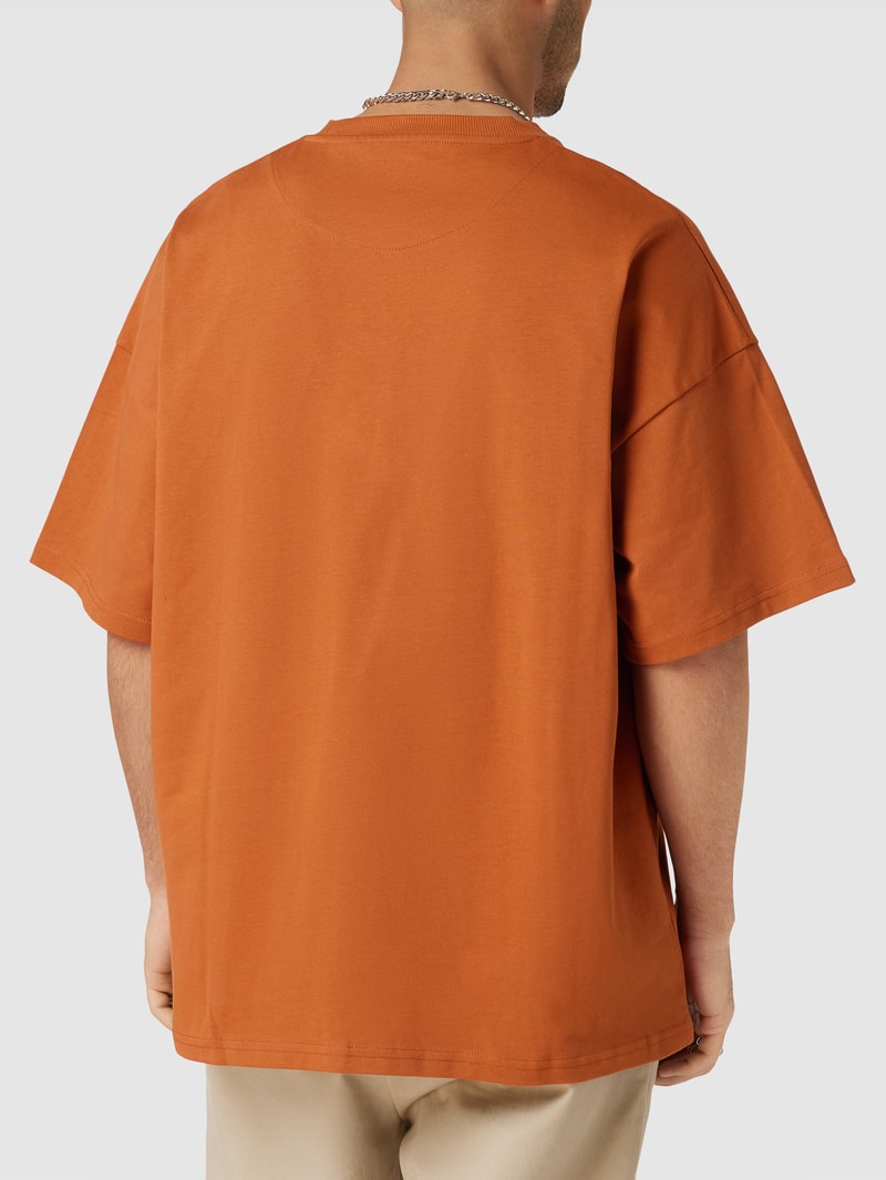 T-Shirt mit Label-Stitching in haselnuss braun