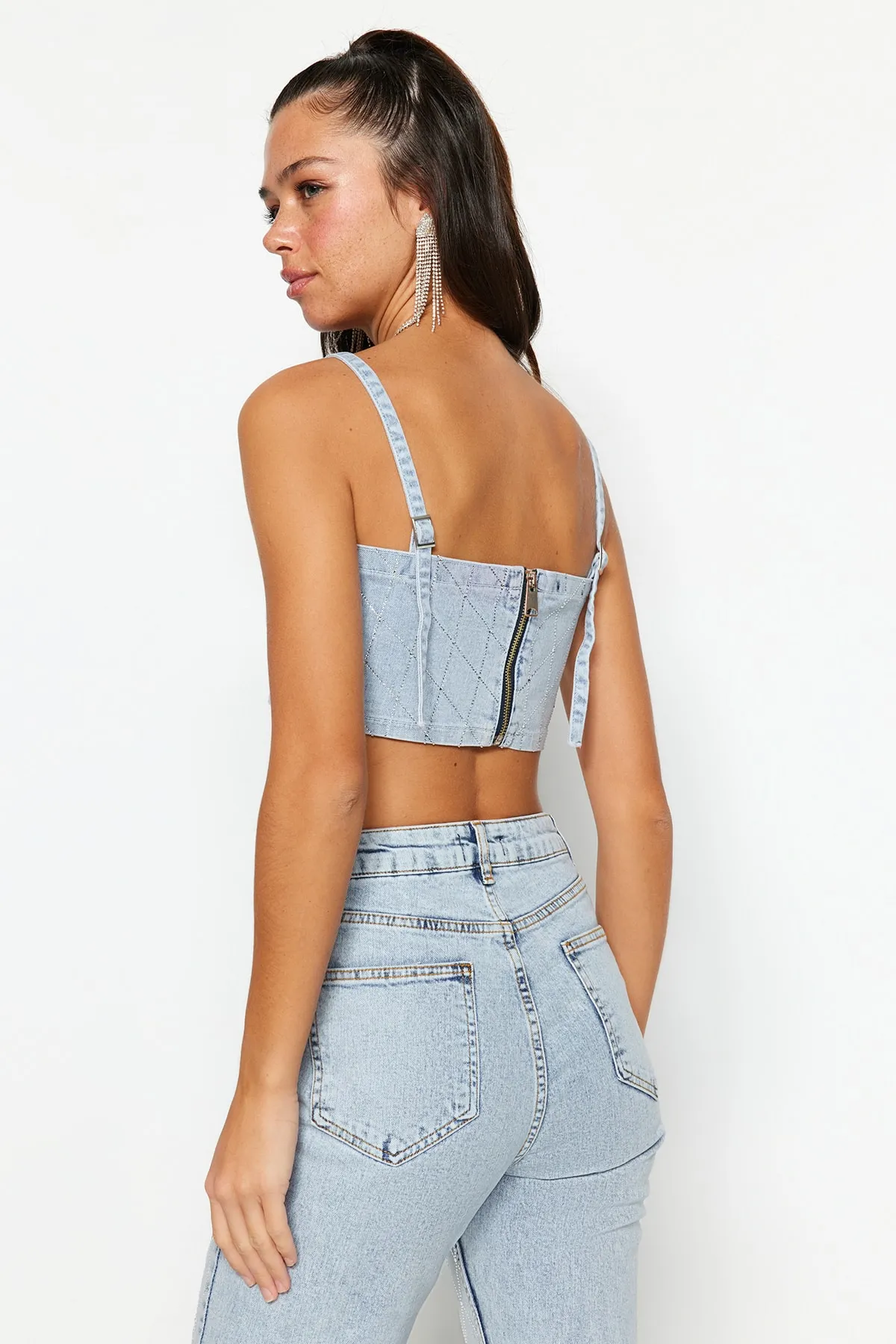 Trendyol Collection  Bustier aus blauem, bauchfreiem Denim mit glänzendem Stein TPRSS23BS00116