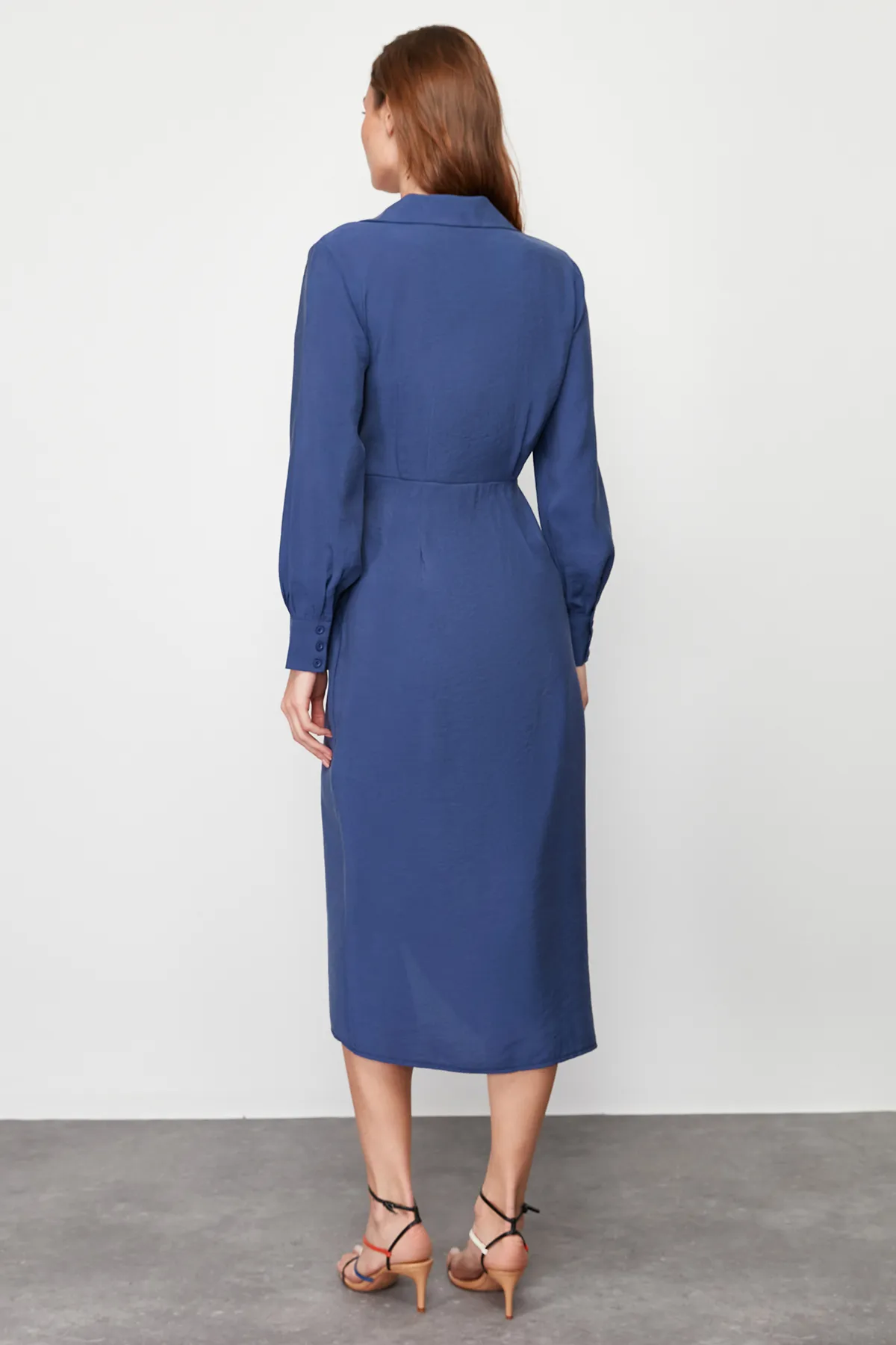 Trendyol Collection  Indigofarbenes, zweireihiges Midi-Webkleid TWOSS24EL00521