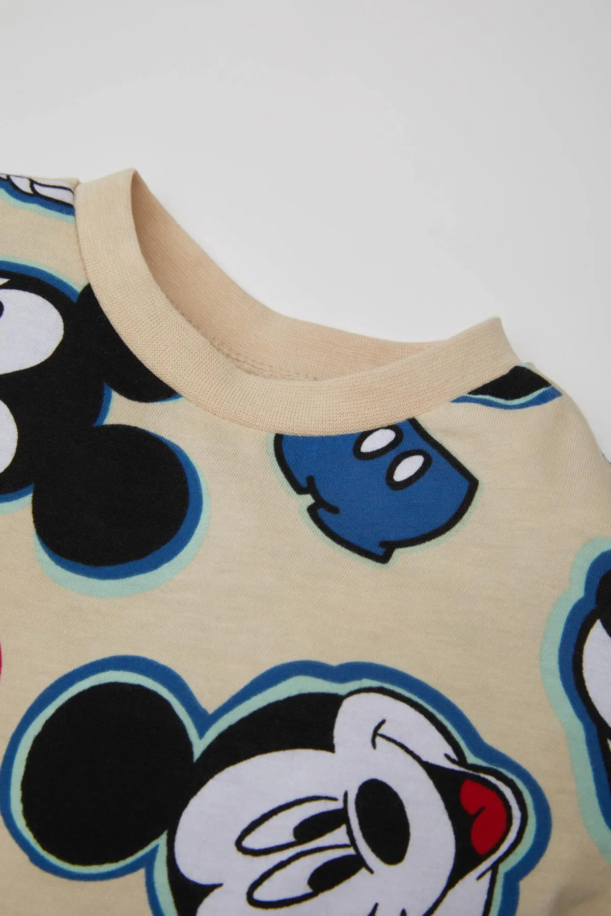 DeFacto  Baby-Jungen Disney Mickey & Minnie Kurzarm-T-Shirt Shorts 2-teiliges Set C5346a524sm