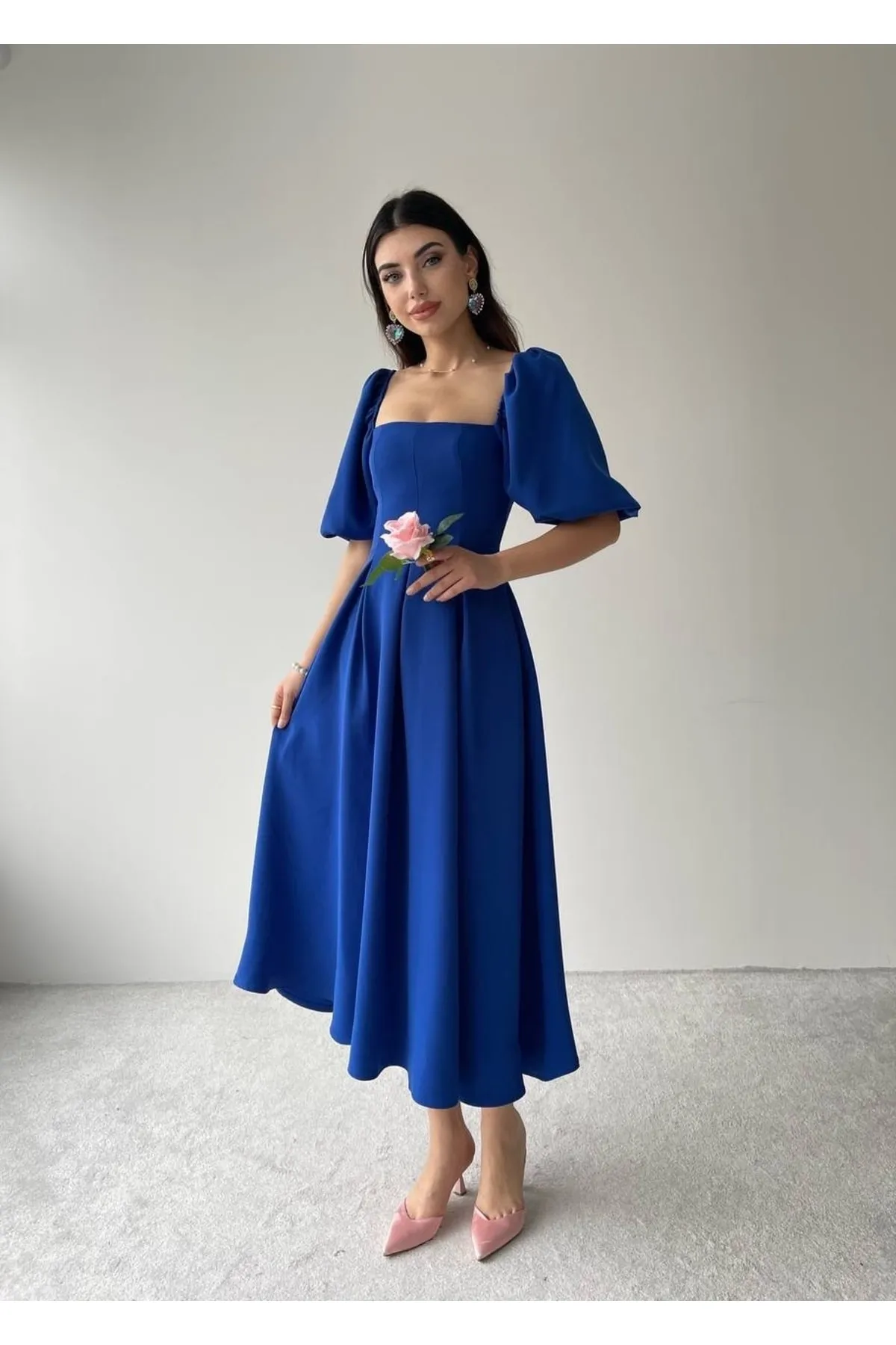 SONREİR  Kurzes, plissiertes langes Kleid mit Ballonärmeln und quadratischem Ausschnitt