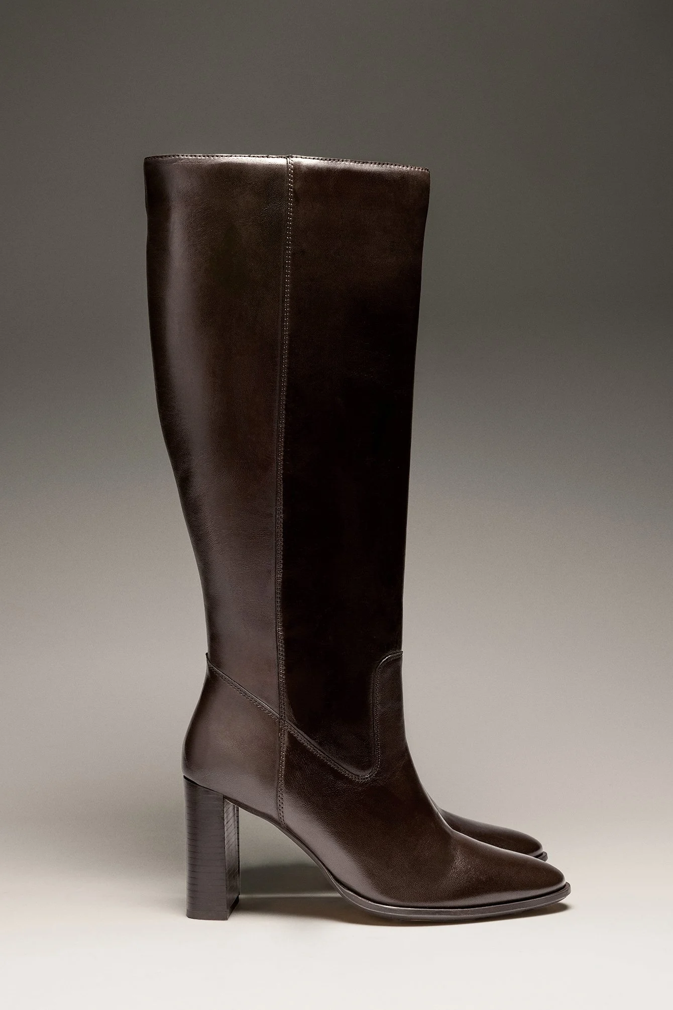 Kniehohe Lederstiefel mit abgerundeter Spitze