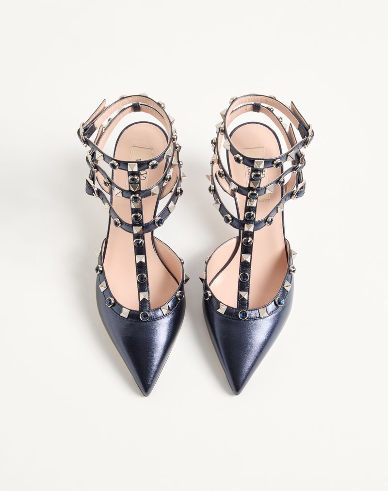 Rockstud pumps van gelamineerd nappaleer met een cabochon van 65 mm.