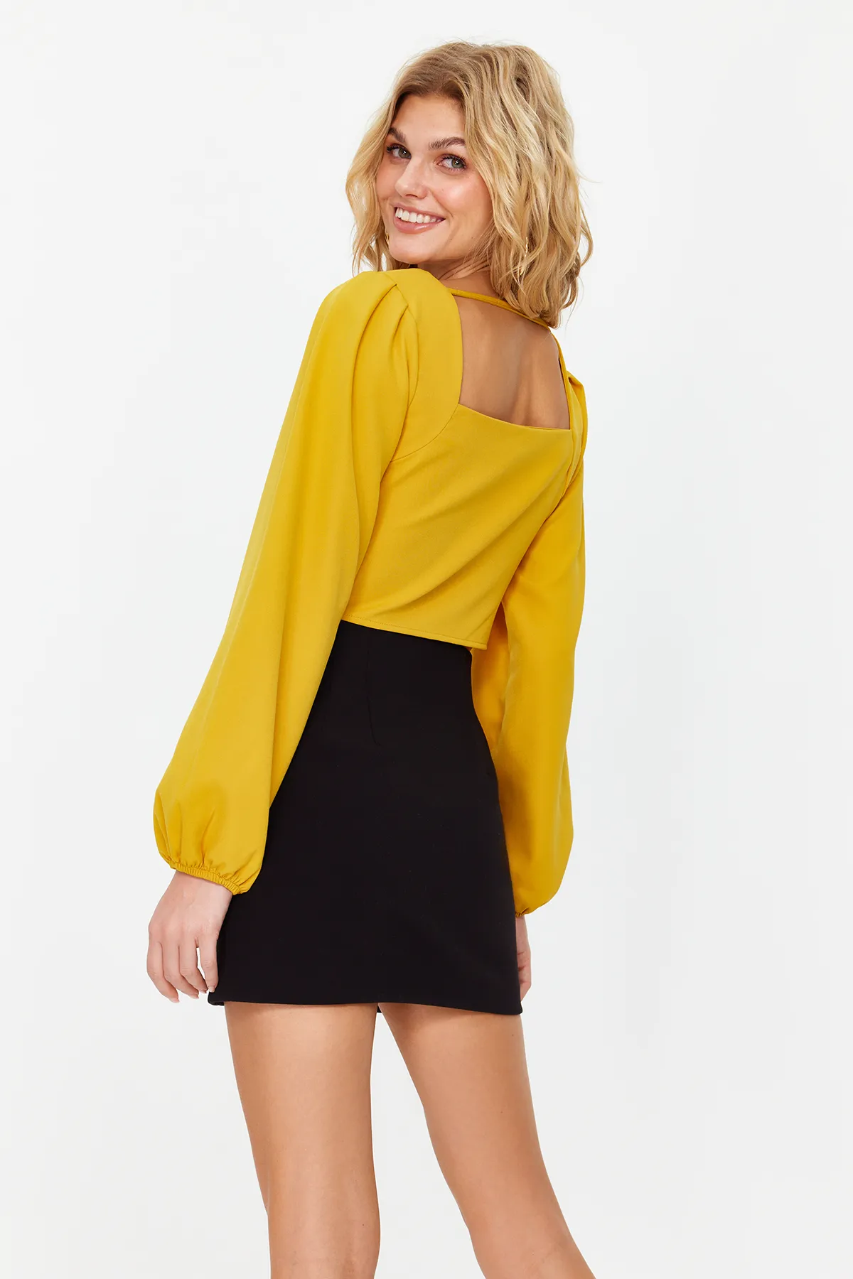Trendyol Collection  Gelbe langärmlige Webbluse mit bauchfreiem Herzkragen TWOSS21BZ0236