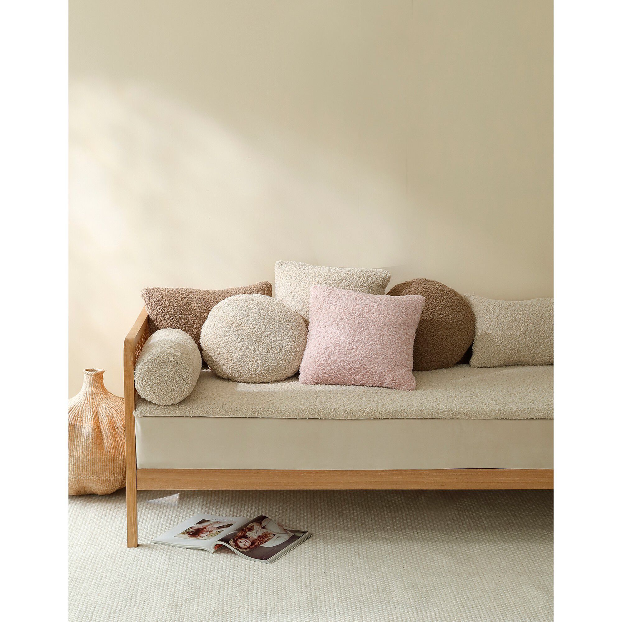Coussin cylindrique en bouclette sherpa moutonnée