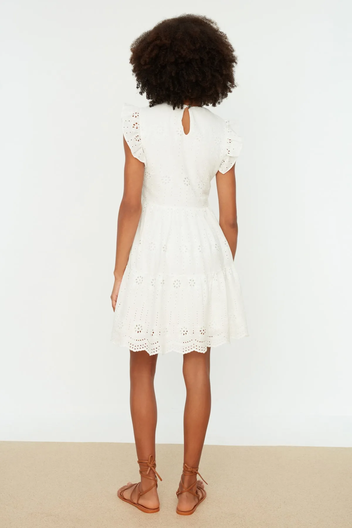 Trendyol Collection  Ecru-Taillen-Minikleid aus gewebtem Stoff mit gefütterten Rüschen TWOSS21EL2641
