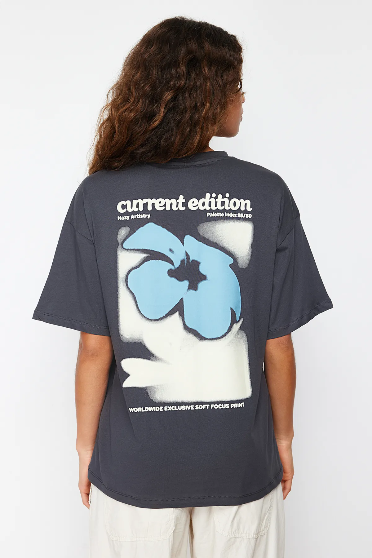 Trendyol Collection  Anthrazitfarbenes Strick-T-Shirt aus 100 % Baumwolle auf der Rückseite und der Vorderseite mit übergroßem/weitem Muster TWOSS24TS00056