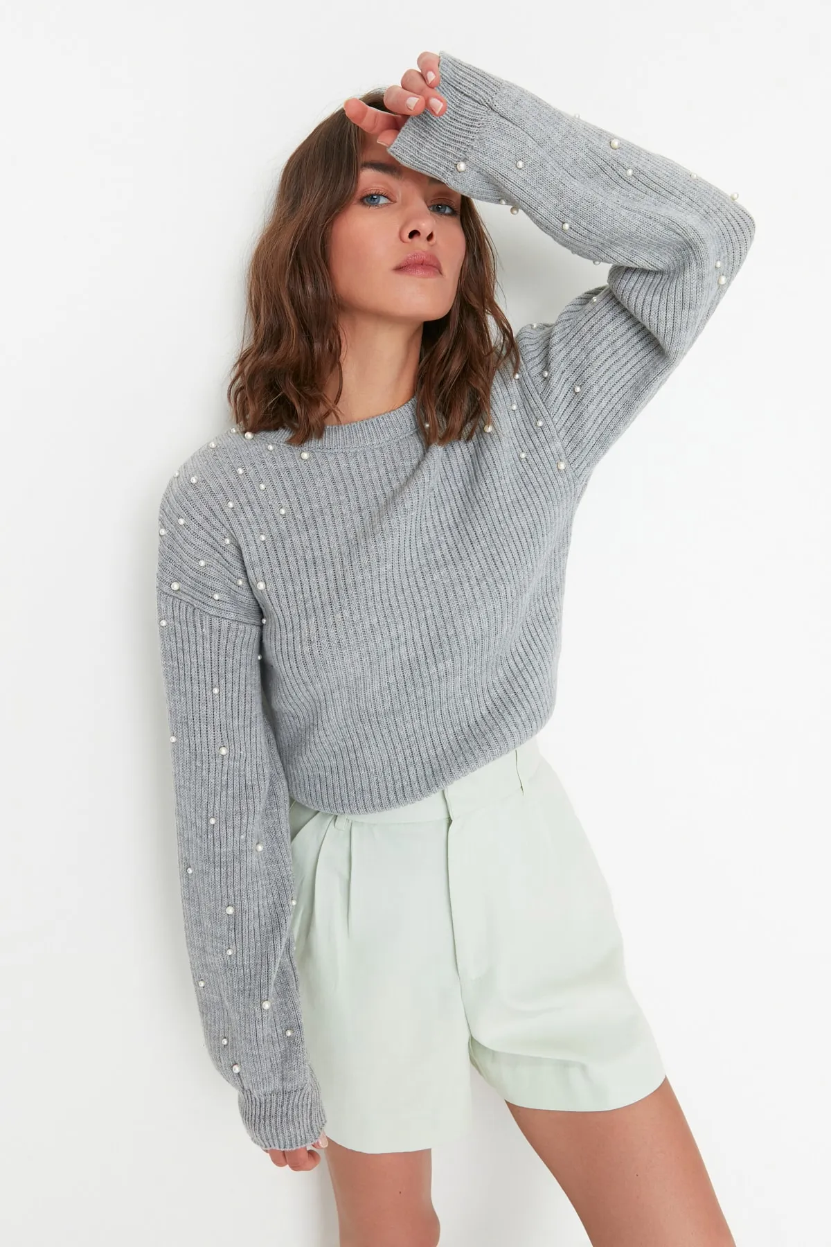 Trendyol Collection  Grauer Perlenstrickpullover mit Rundhalsausschnitt und detailliertem Rundhalsausschnitt TWOAW22KZ1493