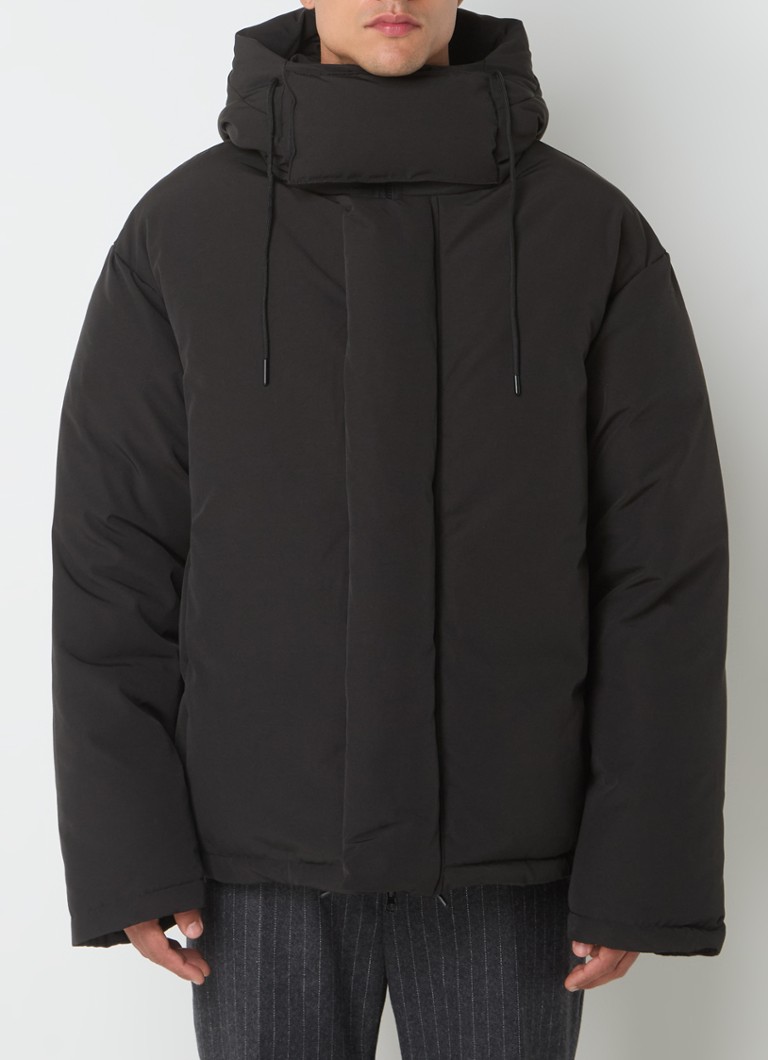 Jaqueta puffer Holden da Frankie Shop com capuz e bolsos laterais.