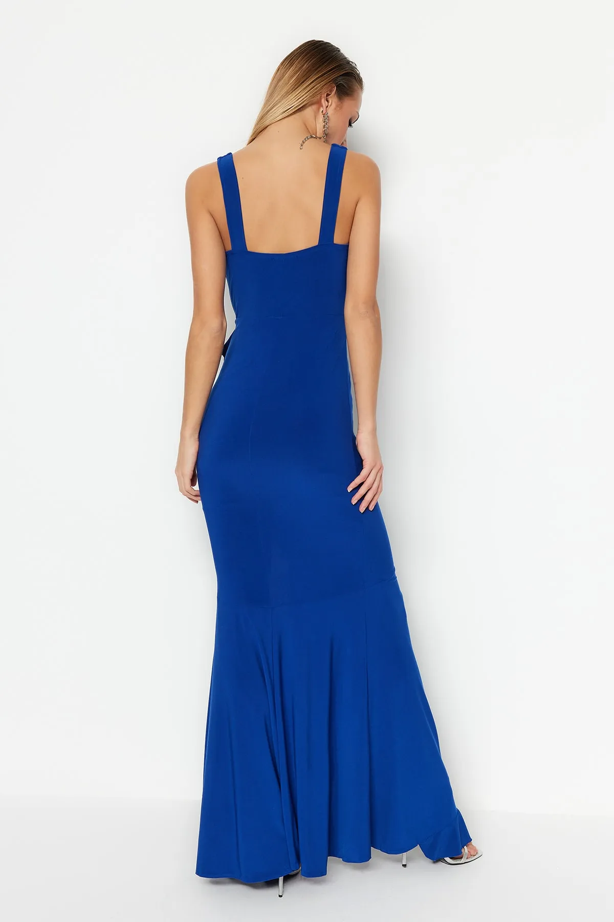 Trendyol Collection  Saks Body-Sitting Gefüttertes Gestricktes Volant Langes Abendkleid TPRSS19UT0026