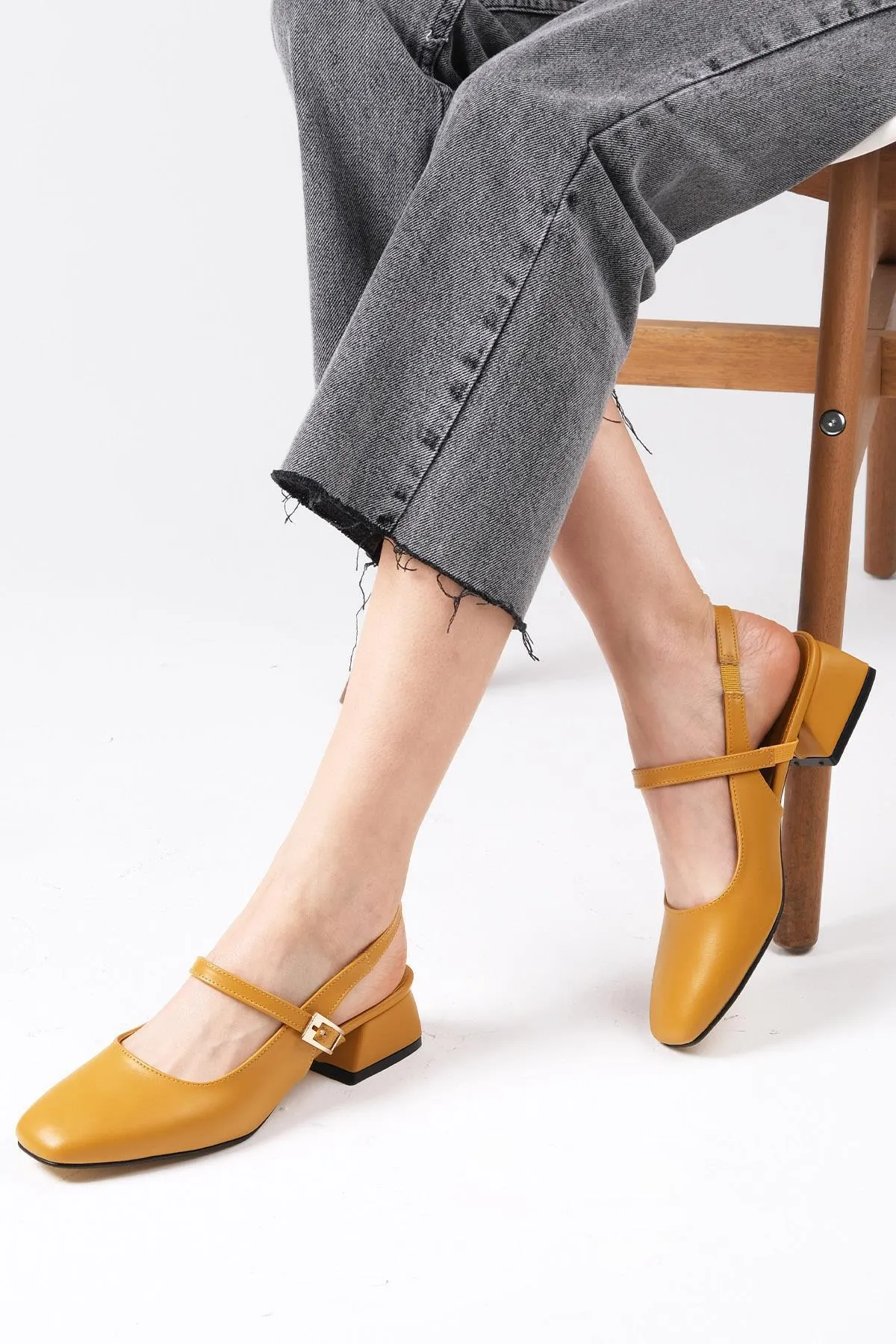 Mio Gusto  Ella Senffarbene Damenschuhe mit niedrigem Absatz und offenem Rücken