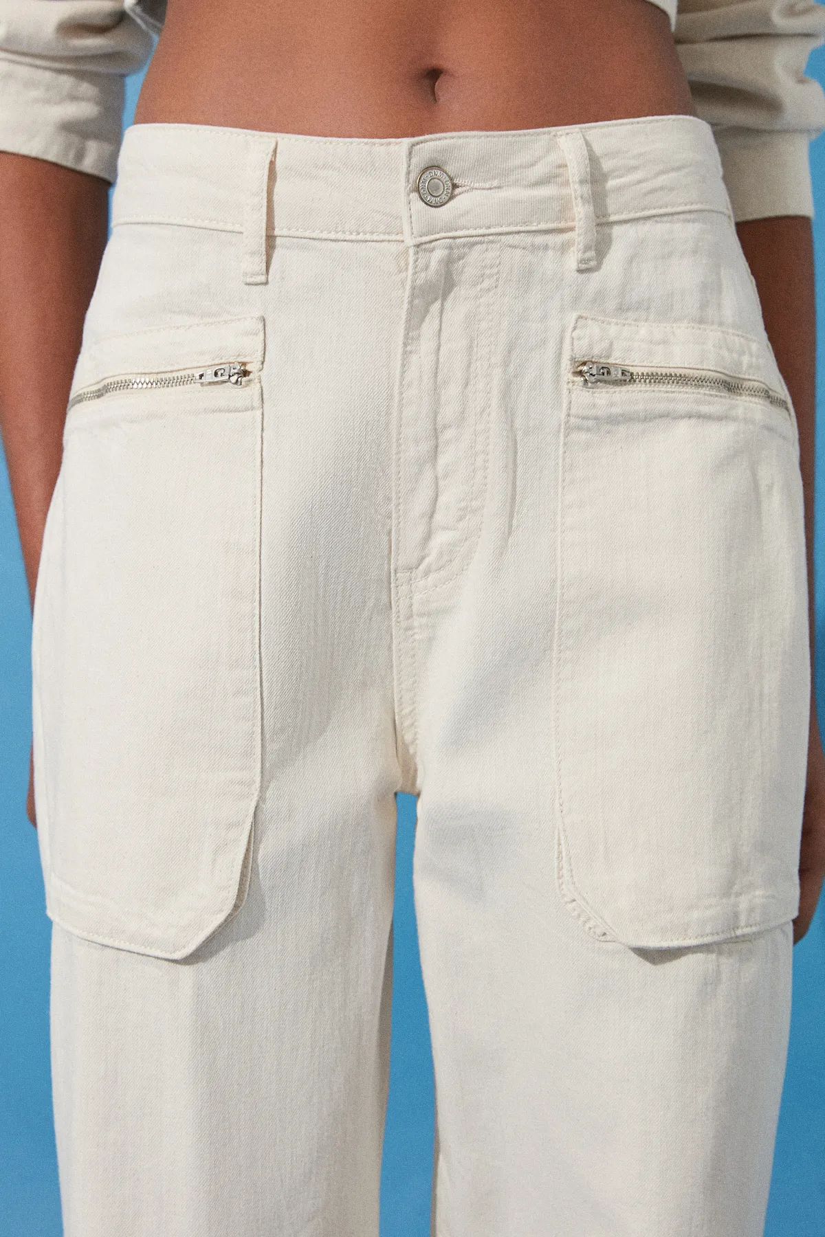 Trendyol Collection  Ecrufarbene Jeans mit hoher Taille und weitem Bein und Cargo-Taschen TWOSS24JE00223