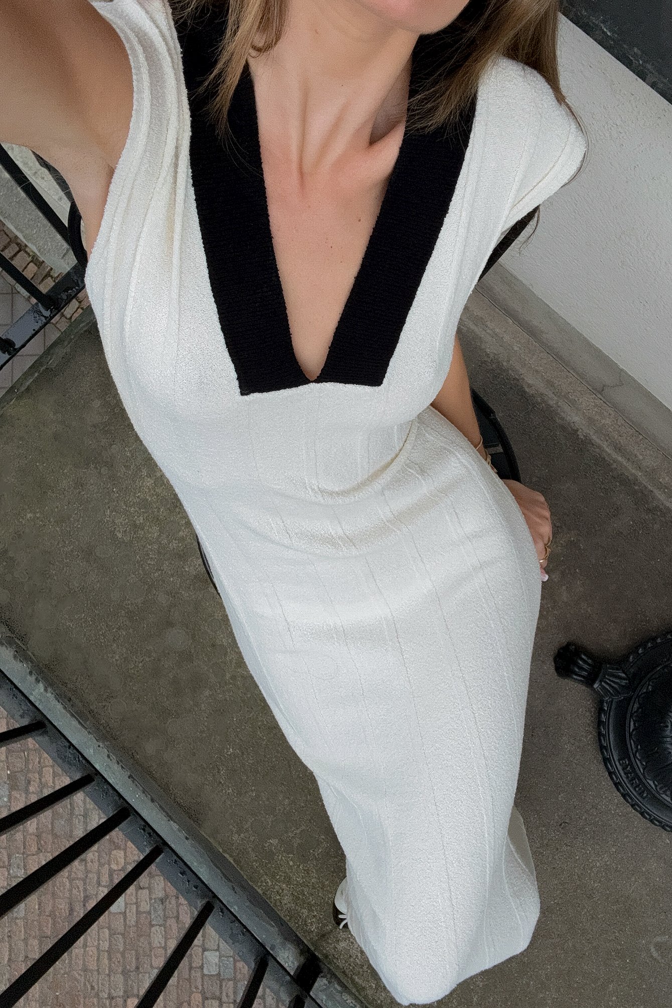 Geripptes Strick-Midikleid mit V-Ausschnitt