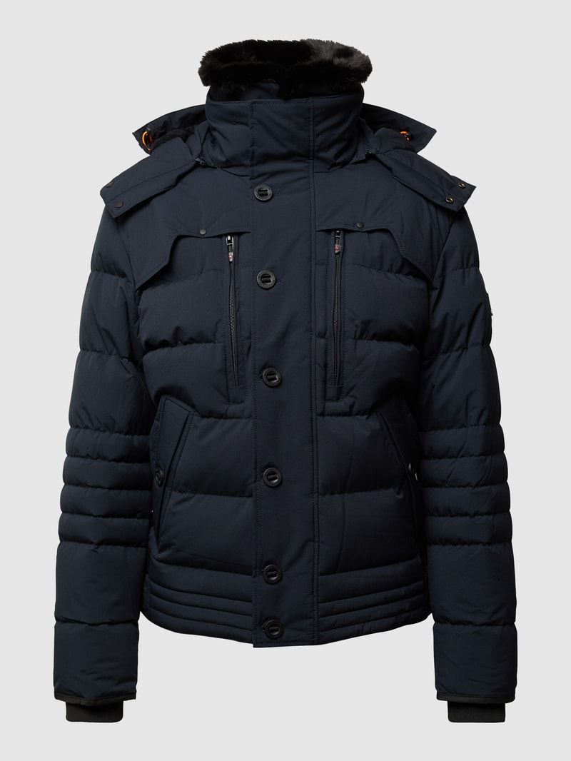 Steppjacke mit Label-Patch in marineblau