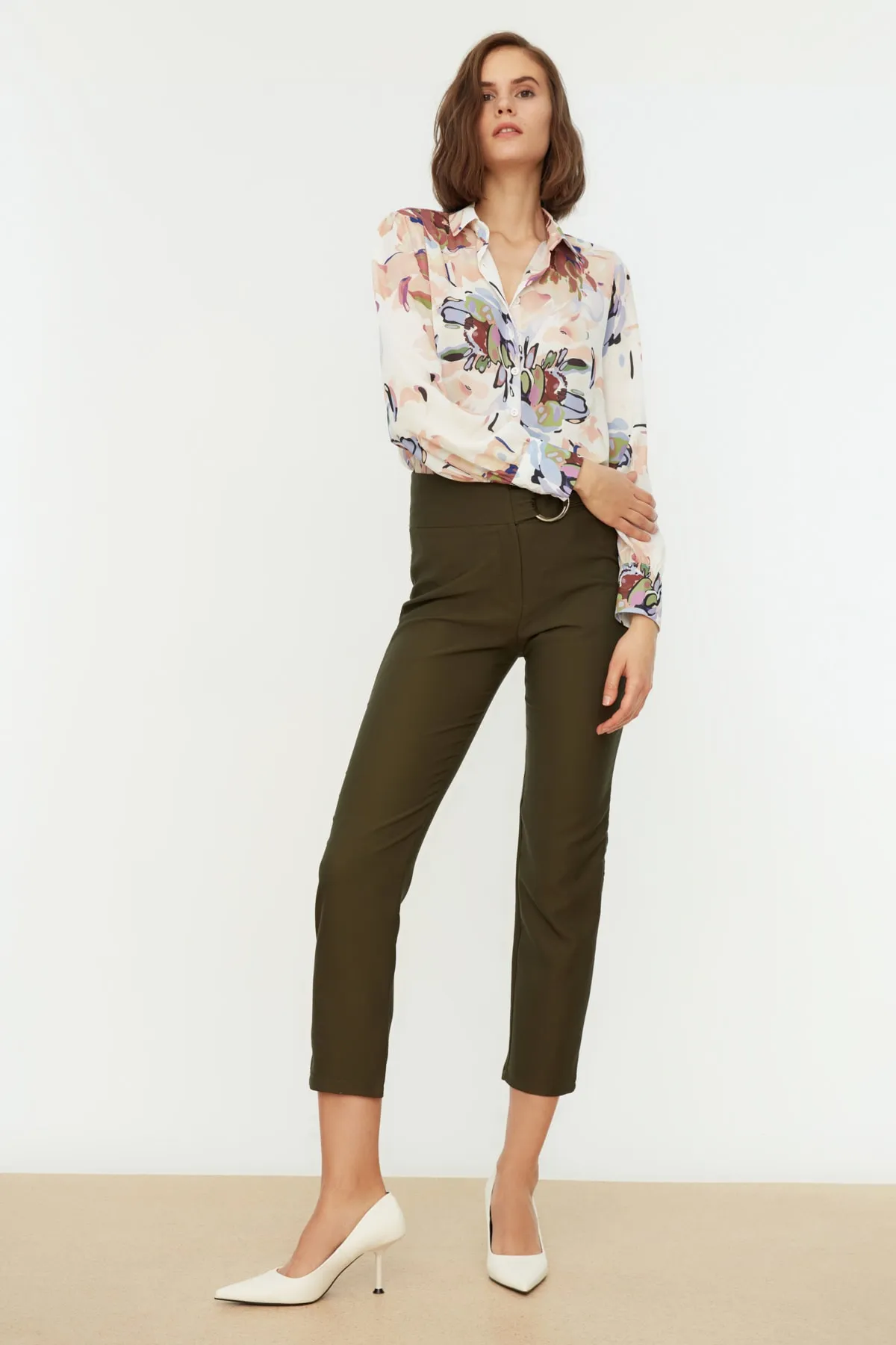 Trendyol Collection  Khakifarbene gewebte Hose mit Gürtel TWOAW20PL0600