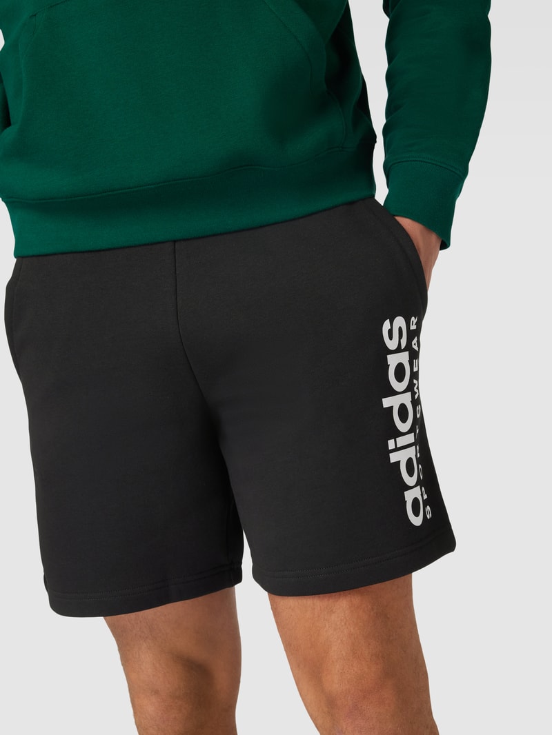 Shorts mit Logo-Print in schwarz
