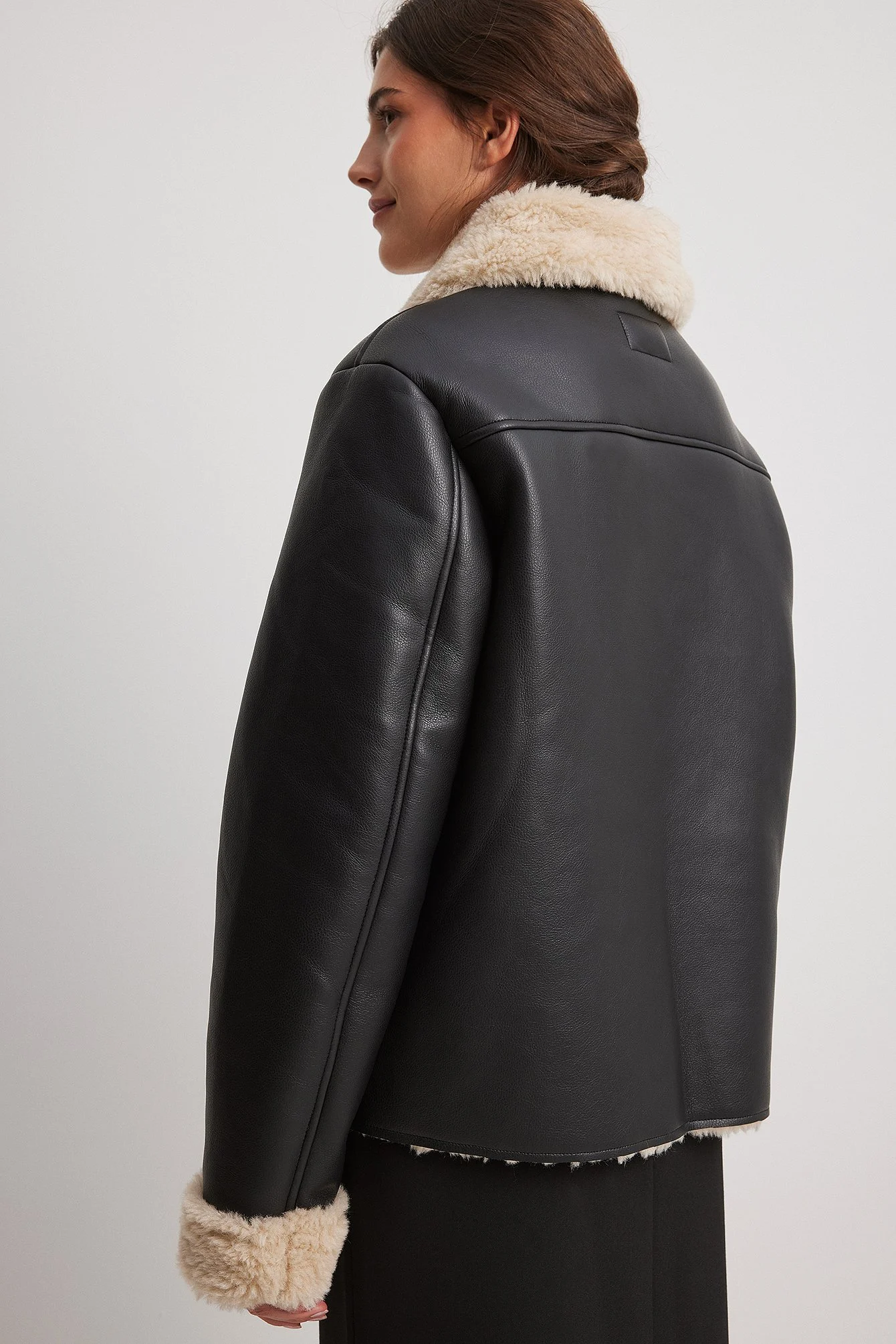 Kurze PU-Jacke aus Teddystoff