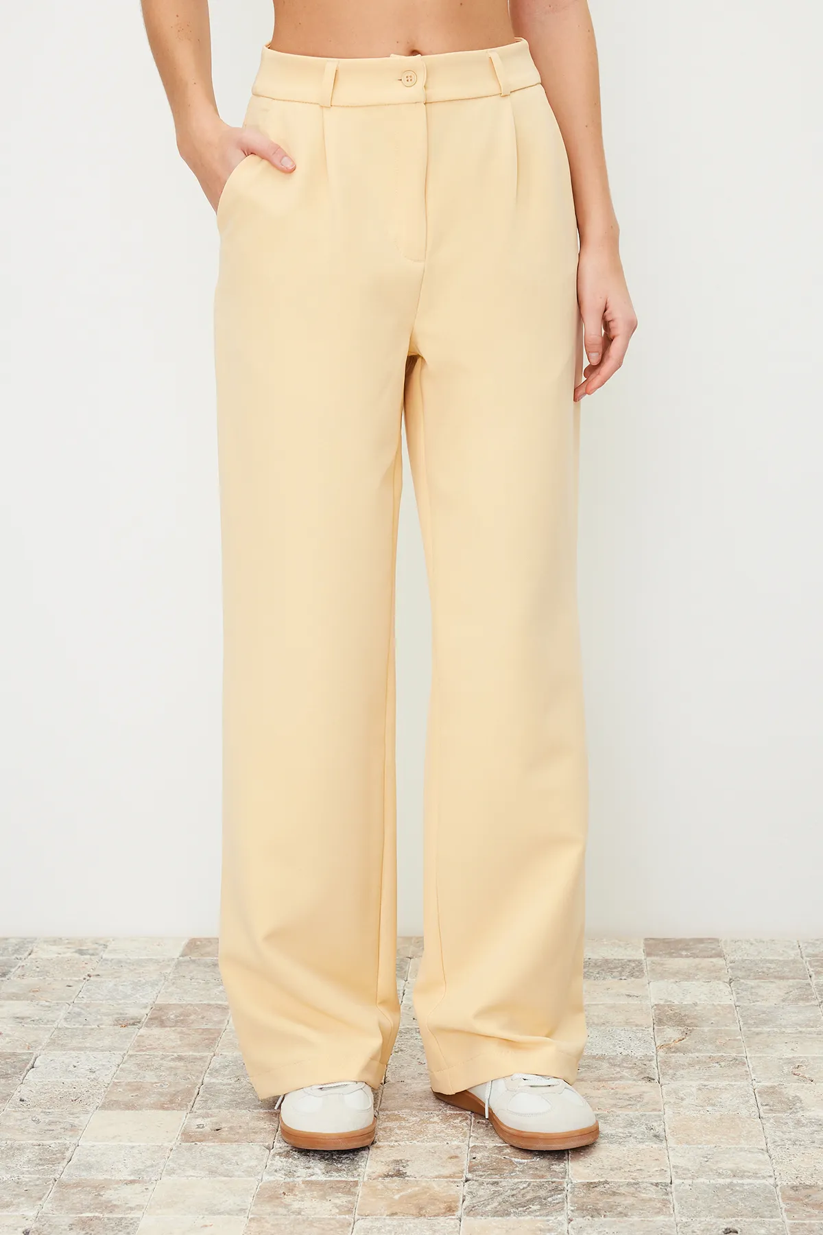 Trendyol Collection  Hellgelbe, gewebte Hose mit hoher Taille und weitem Bein/Plissee mit weitem Bein TWOAW21PL0076