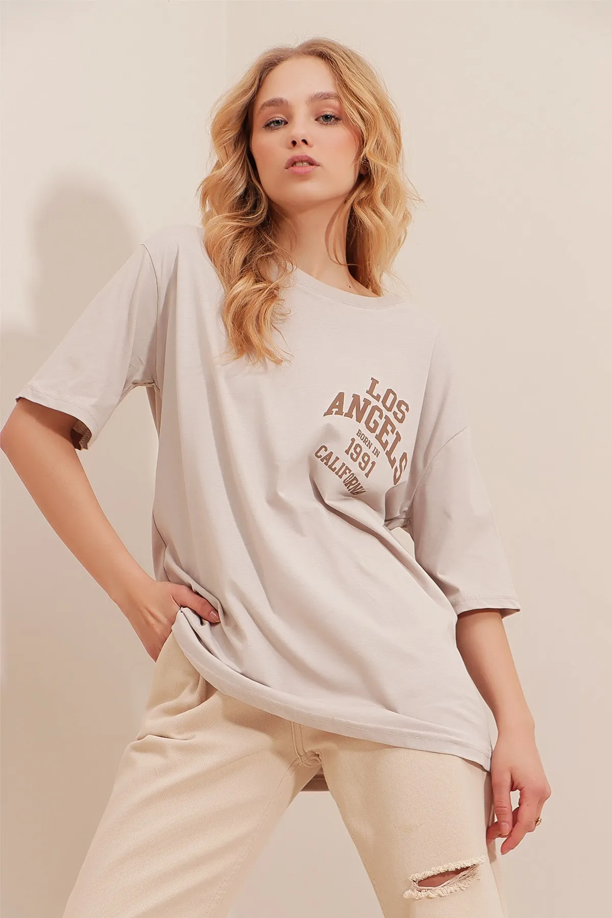 Trend Alaçatı Stili  Bedrucktes Oversize-T-Shirt für Damen in Beige mit Rundhalsausschnitt ALC-X9560