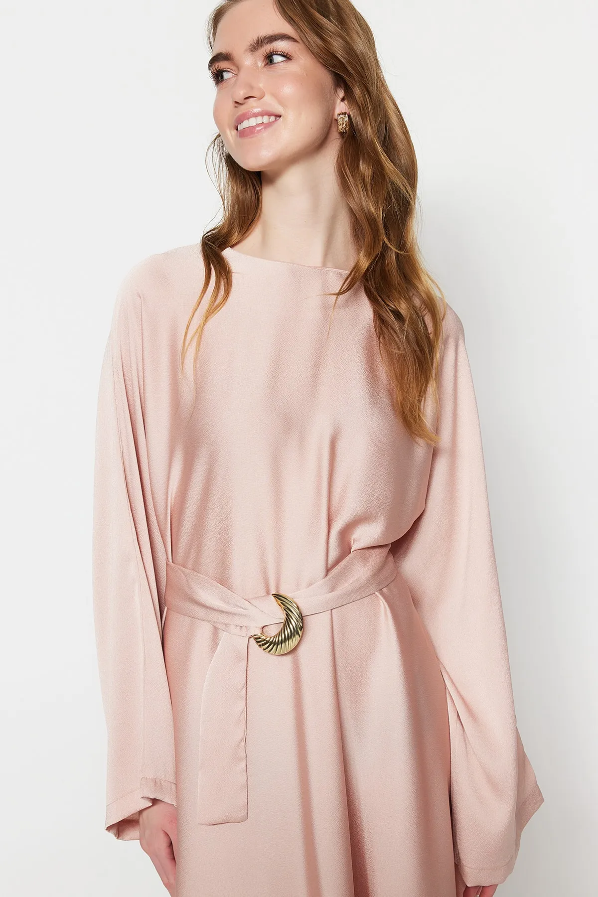 Trendyol Modest  Puderfarbenes, weit geschnittenes Satin-Abendkleid mit Gürtel TCTSS23DB00014