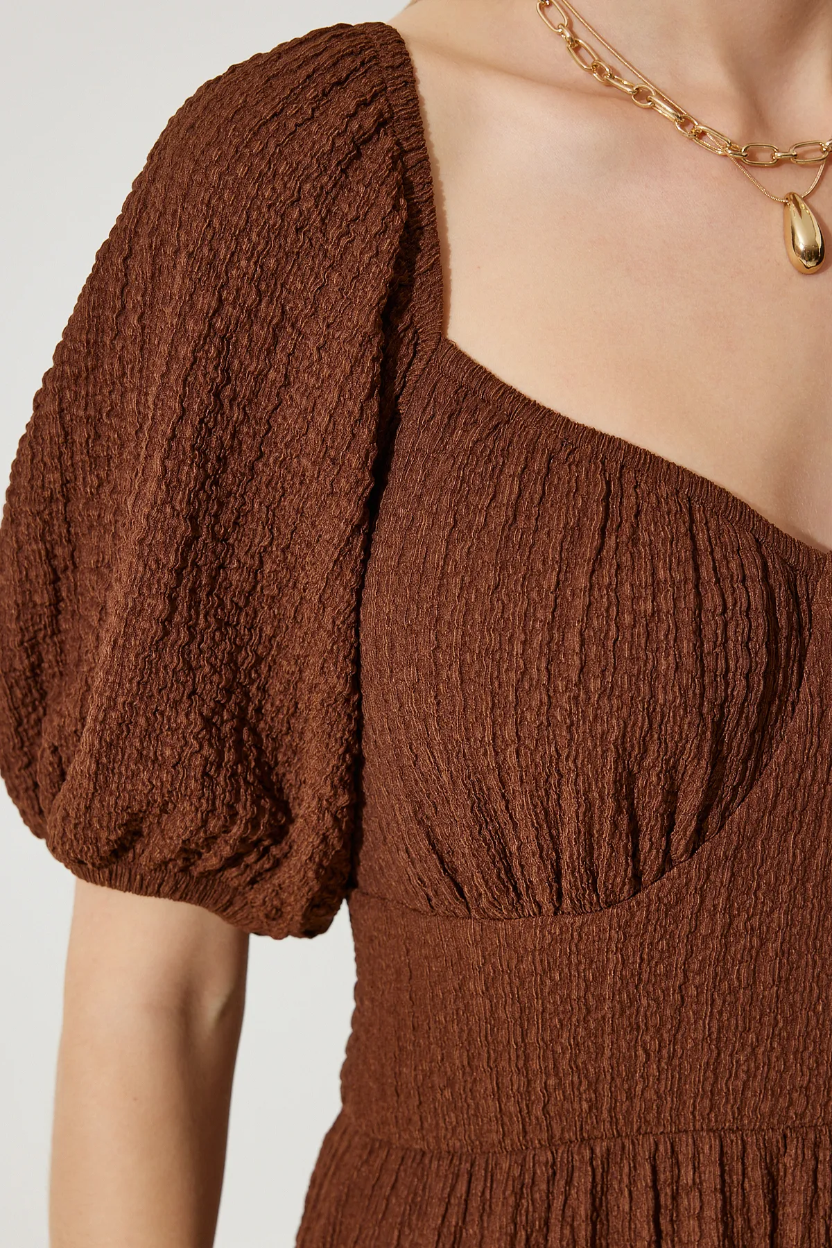 Happiness İstanbul  Braunes Damen-Strickkleid mit Herzkragen und Struktur, UB00050