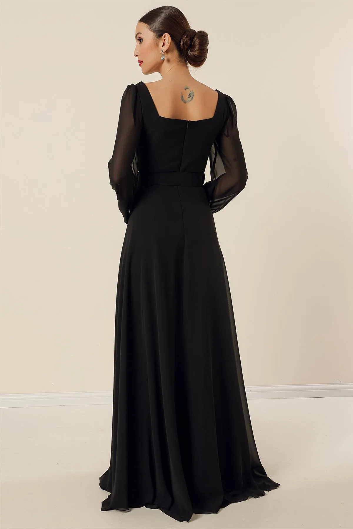 By Saygı  Langes Abendkleid aus Chiffon mit quadratischem Ausschnitt, Gürtel und Taillenfutter