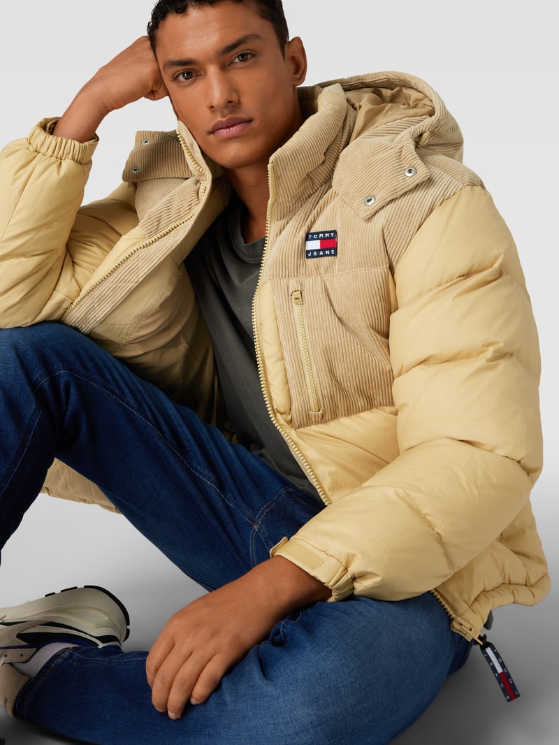 Steppjacke mit Label-Patch Modell 'ALASKA' in sand