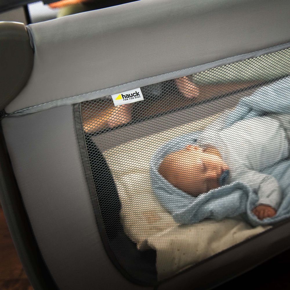 Hauck Baby-Reisebett Dream'n Play Plus - Grey, 3-tlg., Kinderreisebett mit Reisebett Matratze, Moskitonetz Tasche & Einstieg