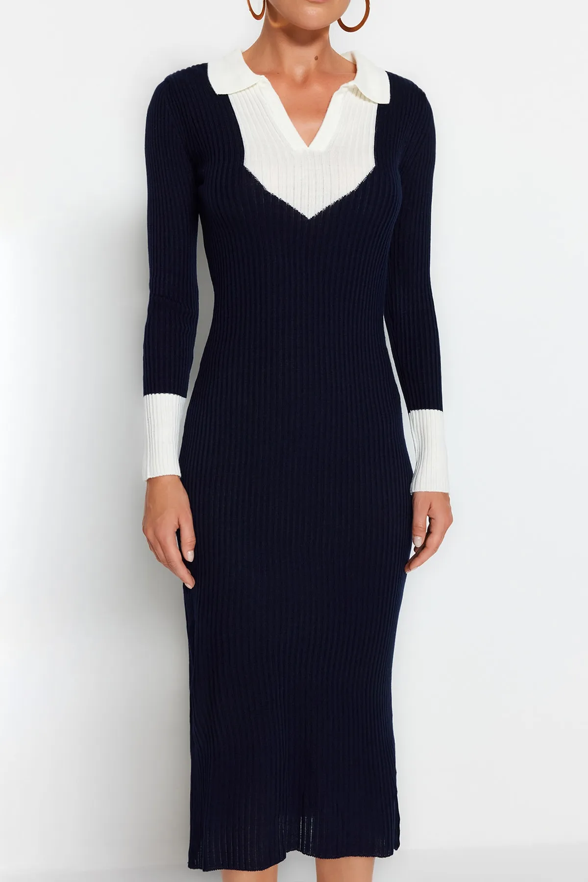 Trendyol Collection  Marineblaues Midi-Strickkleid mit Farbblockmuster TWOAW23EL00024