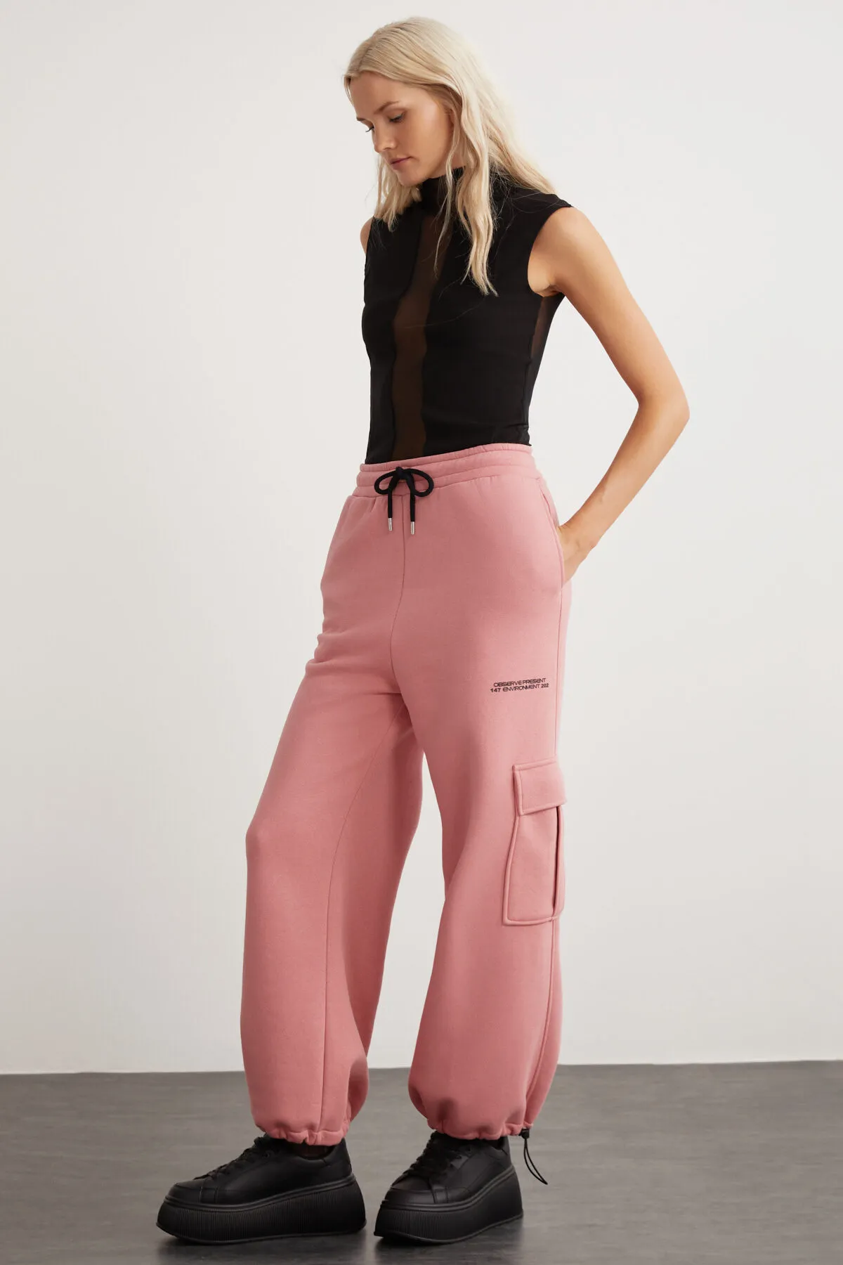 GRIMELANGE  Tegan Damen-Jogginghose mit elastischem Bund und Cargotasche, bestickt, rosa