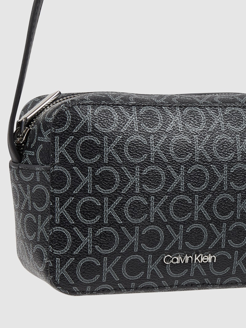 Crossbody Bag mit Logo-Muster in schwarz