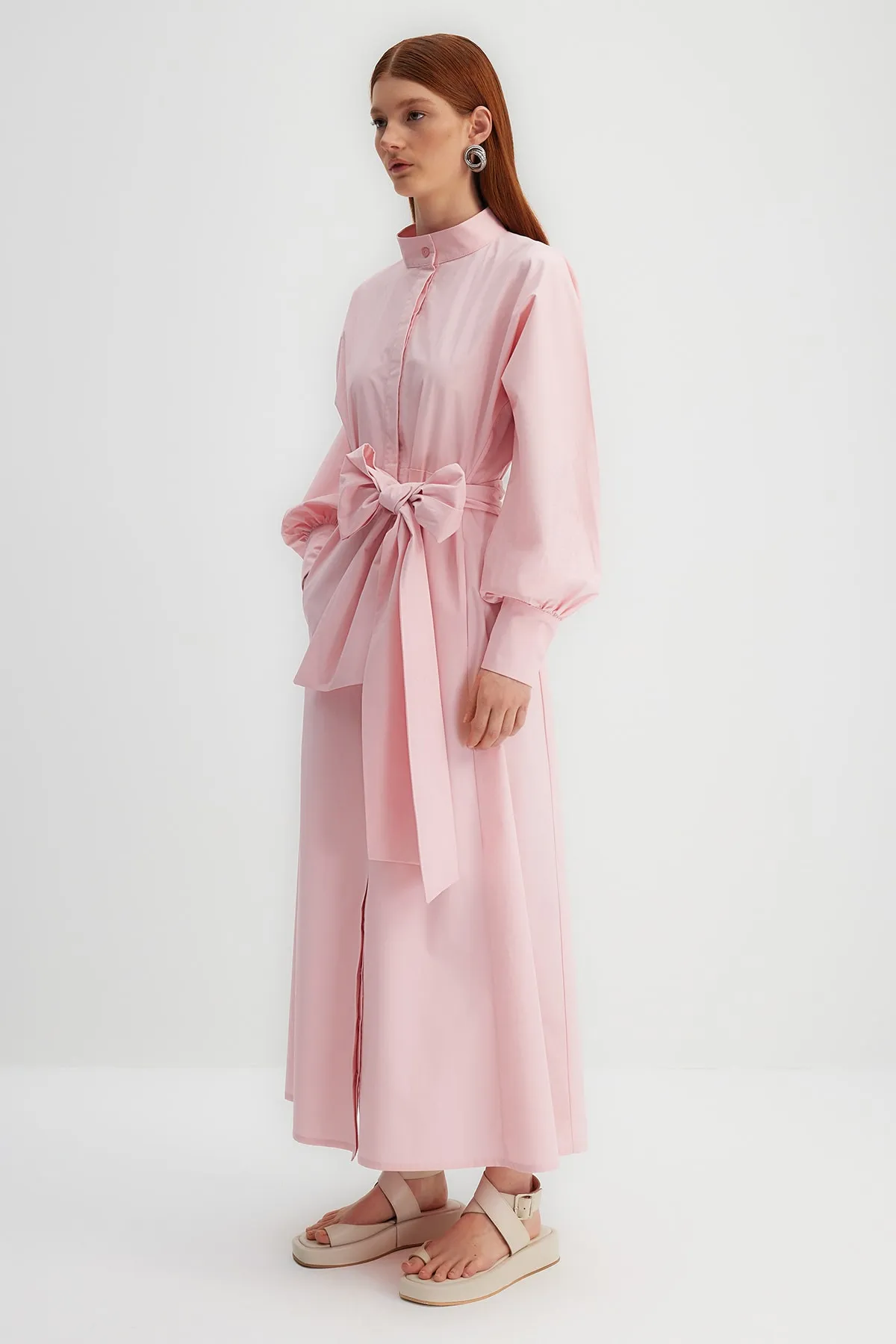 Trendyol Modest  X Kevser Sarıoglu Rosa Kleid aus 100 % gewebtem Baumwollpopeline mit breitem Gürtel TCLSS23DB00009
